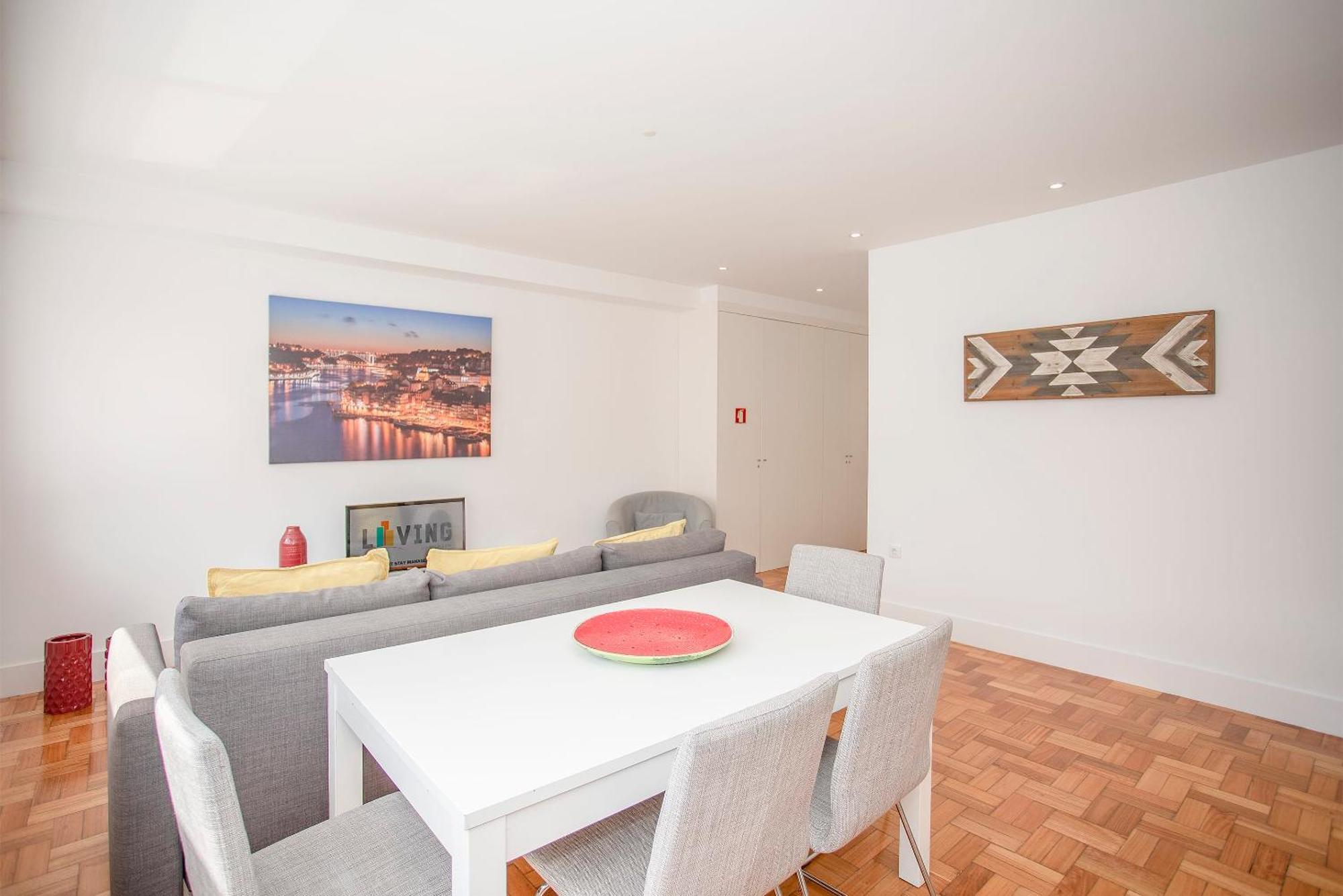 Liiiving In - Sunny Santa Catarina Apartment *